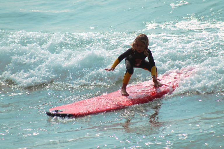 Benarkah Orangtua Lebih Suka Bawa Liburan Anak ke Pantai daripada ke