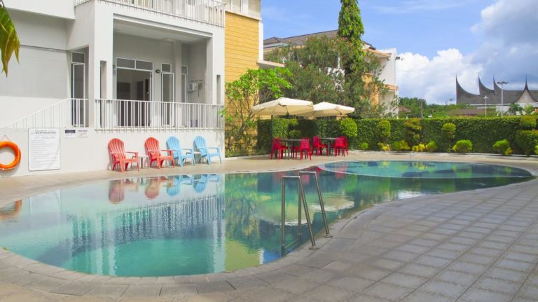 7 Rekomendasi Hotel di Padang dengan Fasilitas Kolam Renang