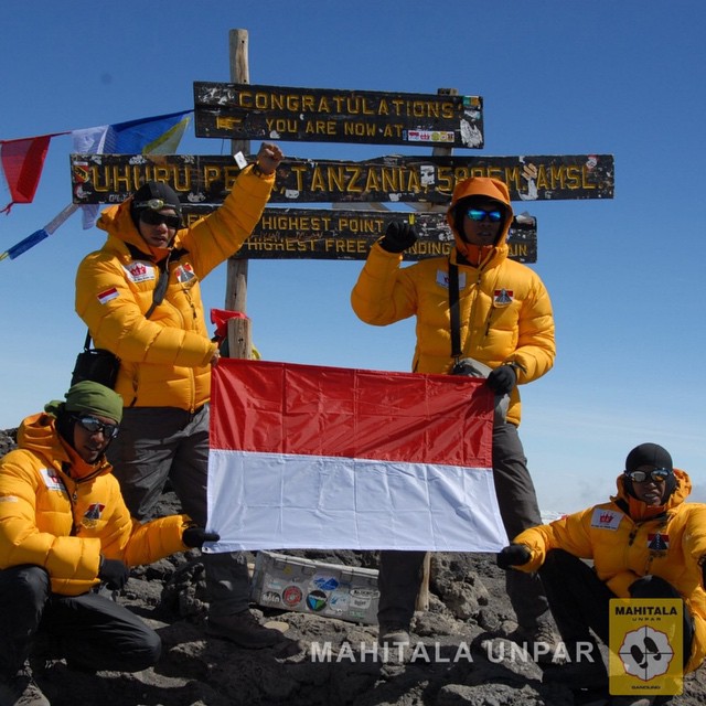 seven summiters dunia pertama dari Indonesia
