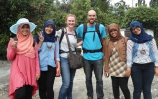 perlakuan bule di indonesia