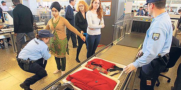 aturan pemeriksaan jilbab di bandara