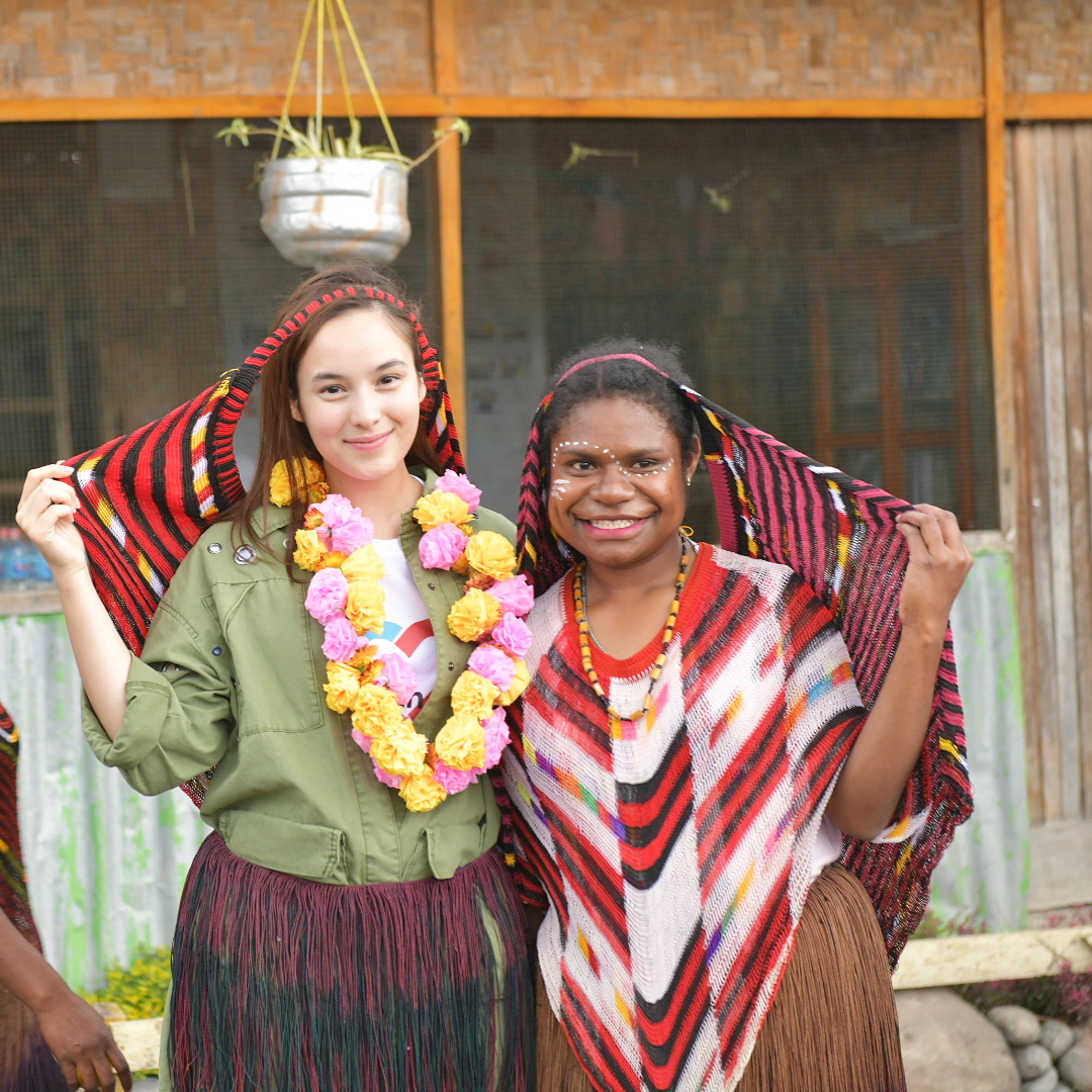 Cantiknya Chelsea Islan Pakai Noken Papua