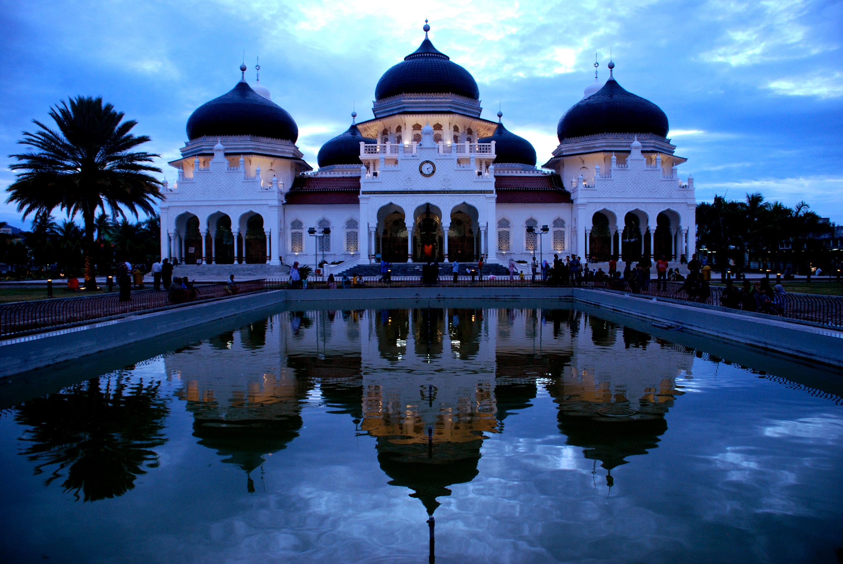 Hukum Cambuk Di Aceh Jadi Bahan Tontonan Turis Malaysia
