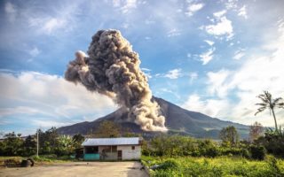 mitos meletusnya gunung sinabung