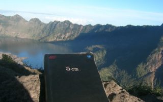 Quote Novel 5 CM yang Bisa Jadi Caption Foto Jalan-jalan di Instagram novel 5 cm