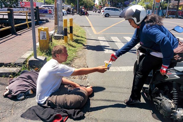 bule kehabisan ongkos