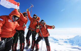seven summiters dunia pertama dari Indonesia