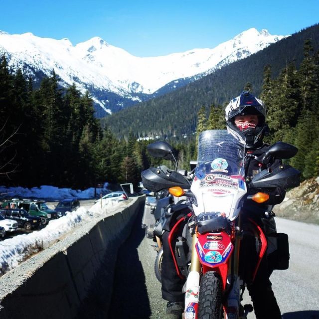 emak-emak naik motor