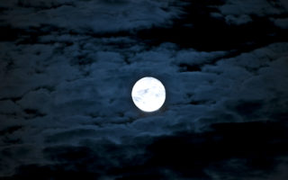 bulan purnama biru