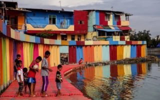 kampung warna-warni di tepian danau sunter