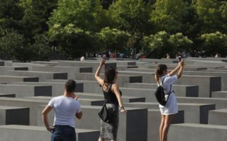 Syahrini di Holocaust Berlin