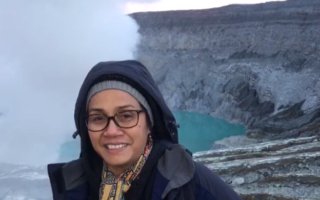 sri mulyani mendaki gunung ijen