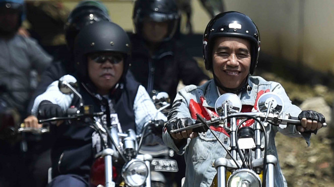  Jokowi Tak Pakai Helm yang Aman Saat Touring ke Sukabumi 