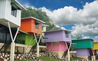 Mau Coba Bermalam di Kontainer Warna-Warni? Ke JSI Resort Saja hotel kontainer