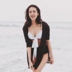 pose anya geraldine 3