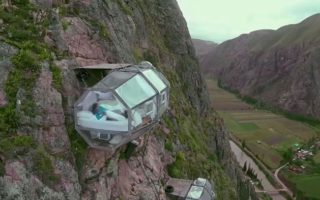 hotel gantung di danau toba