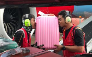 petugas airasia cium bagasi