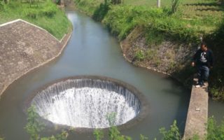 sumur misterius di sungai