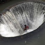 sumur misterius di sungai