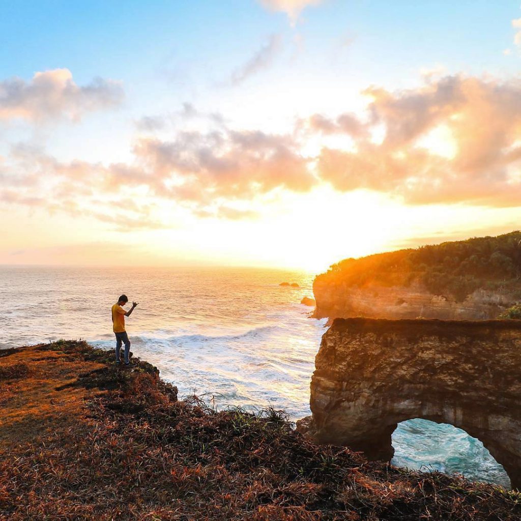 Pantai Karang Bolong, Keunikannya Menjadi Spot Instagramable Andalan