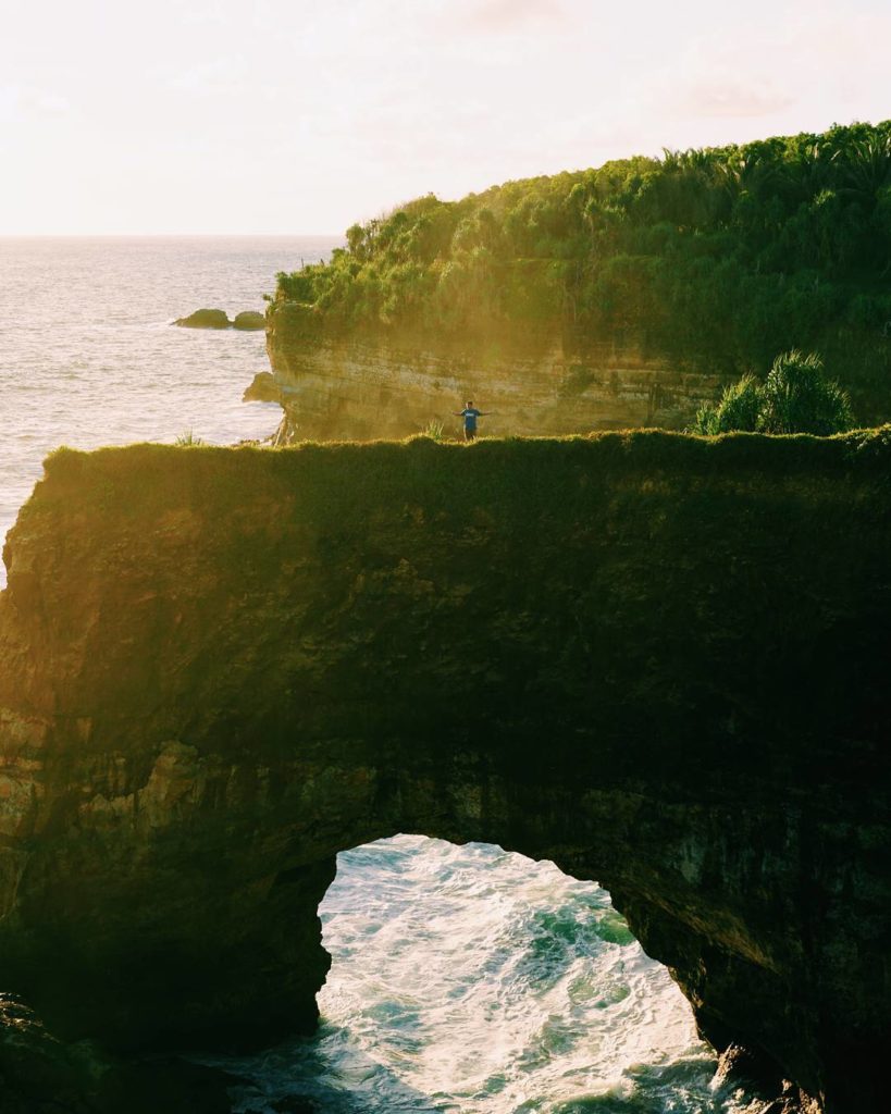 Pantai Karang Bolong Pacitan Phinemo