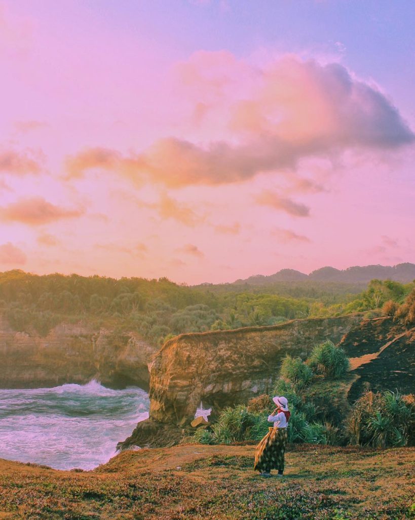 Pantai Karang Bolong Pacitan Phinemo