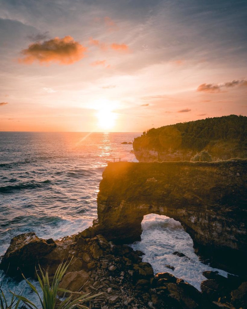 Pantai Karang Bolong Pacitan Phinemo