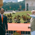 jokowi bersama perdana menteri india main layang-layang