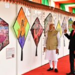 jokowi bersama perdana menteri india main layang-layang 5