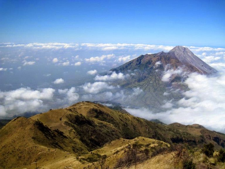 Misteri Gunung Merbabu, Kisah Tentang Hantu Wanita Penganggu Pendaki