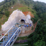 terowongan kereta api dengan pemandangan indah 2