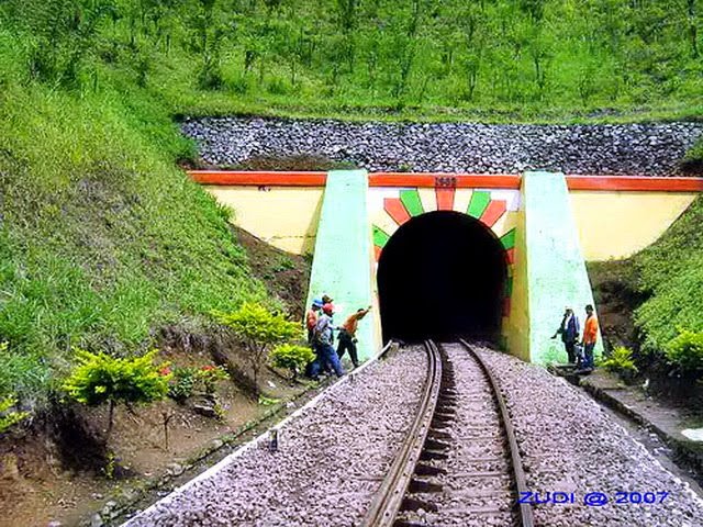 terowongan kereta api dengan pemandangan indah 5