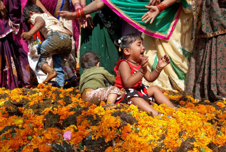 Ceburkan Anak di  Kotoran Sapi Tradisi Unik  India  Ini 