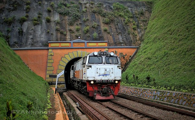 terowongan kereta api dengan pemandangan indah