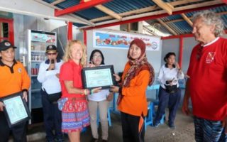 bersihkan sampah di bunaken