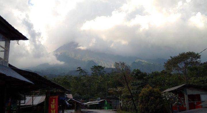 gunung merapi kembali meletus