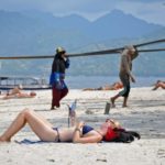Wisatawan mancanegara berjemur di pasir Pantai Gili Trawangan, Desa Gili Indah, Kecamatan Pemenang, Tanjung, Lombok Utara, NTB, Selasa (26/11)