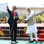 jokowi bersama perdana menteri india main layang-layang 2