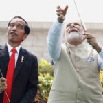 jokowi bersama perdana menteri india main layang-layang 3