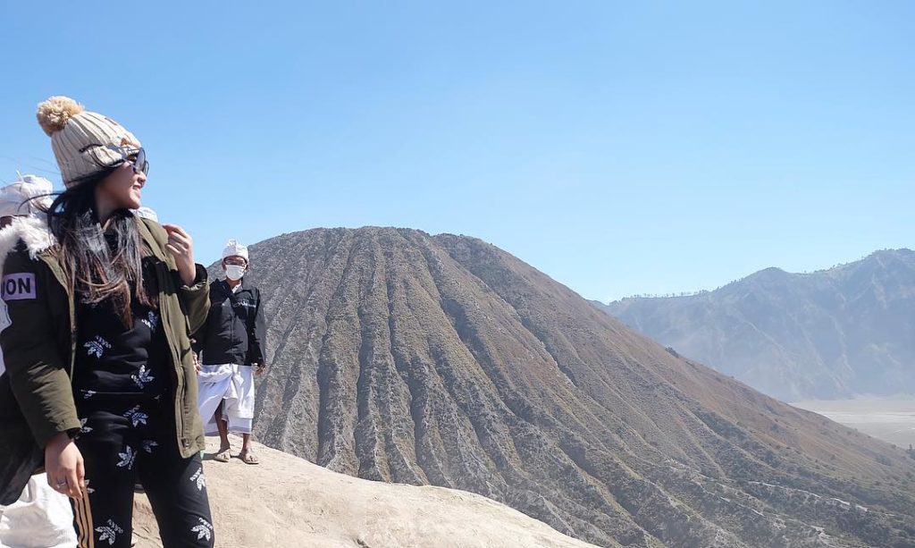 Via Vallen Liburan Ke Bromo Bareng Keluarga Besar, Kompak ...