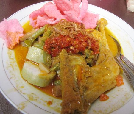 hidangan ketupat khas indonesia