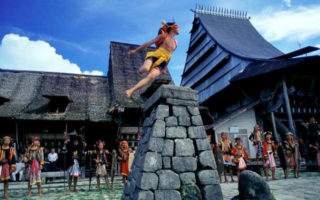 Pecahkan Rekor Muri, 100 Pelompat Batu Akan Meriahkan Festival Ya’Ahowu Nias 2018 Festival Ya’Ahowu Nias 20181