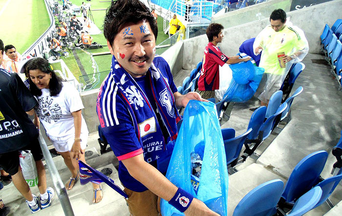 fans jepang bersihkan sampah di stadion