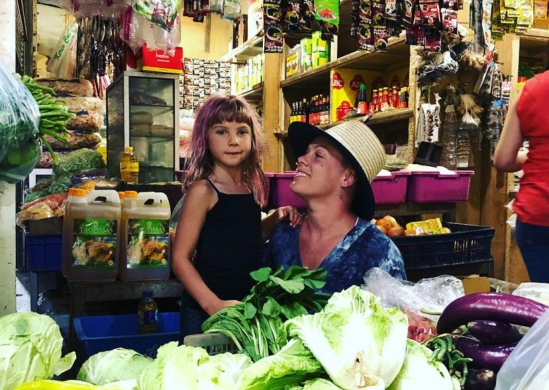 Penyanyi Internasional P!NK Liburan di Pasar Tradisional Bali