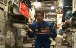 Viral Video Astronot Salat