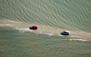 jalan raya membelah lautan