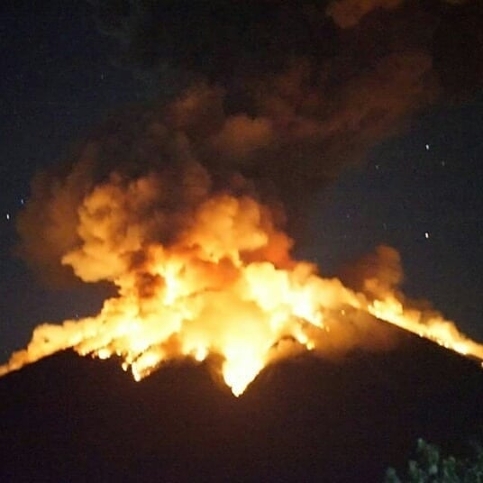 gunung api meletus