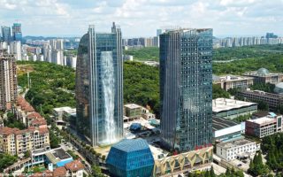Bukan Halusinasi, Air Terjun Buatan Setinggi Gedung Pencakar Langit Ini Memang Benar Ada