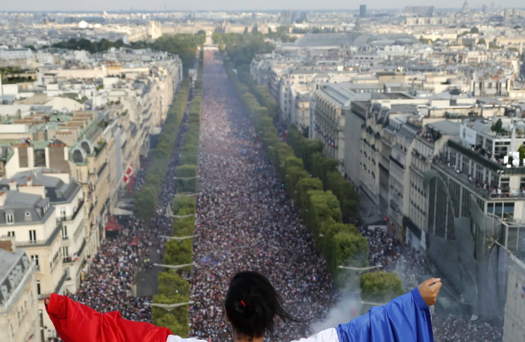 Foto Perayaan Kemenangan Prancis di Berbagai Destinasi Wisata