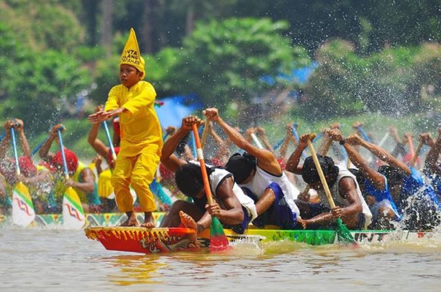 Ada Aksi Lempar Pantun Dan Tarian Mencari Ikan Dalam Sajian